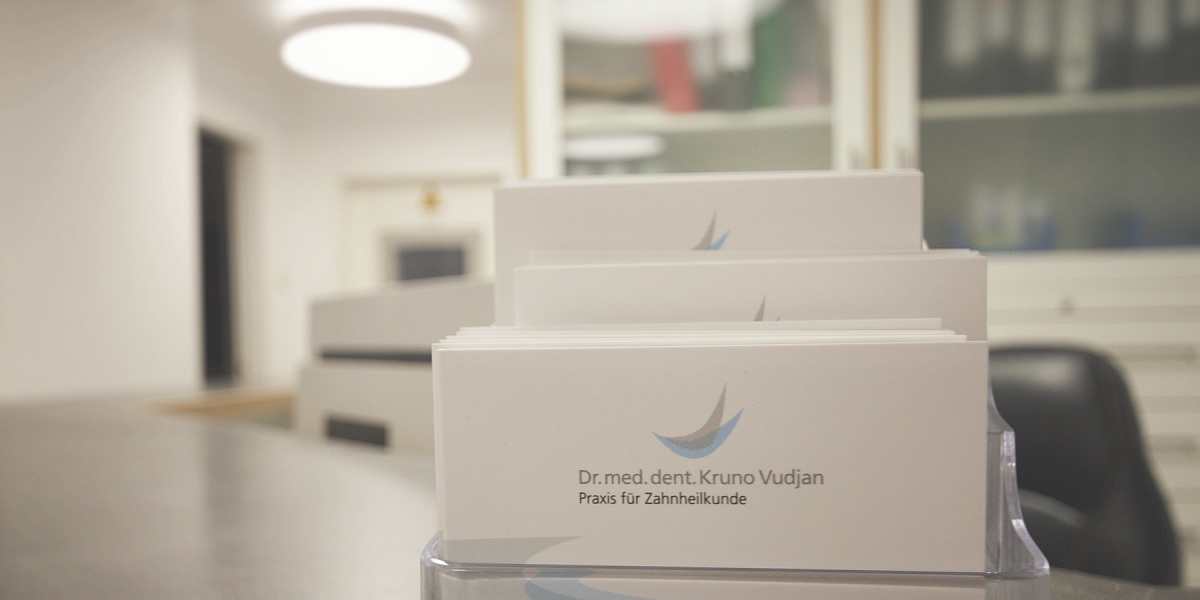 Empfangstheke der Praxis mit Visitenkarten von Dr. med. dent. Kruno Vudjan