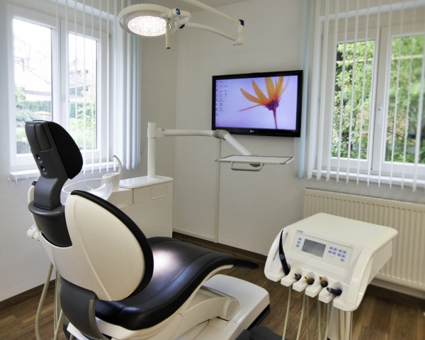 Behandlungszimmer mit Bildschirm